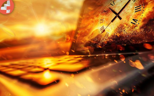 Laptop-Tastatur und Uhr in warmem Licht