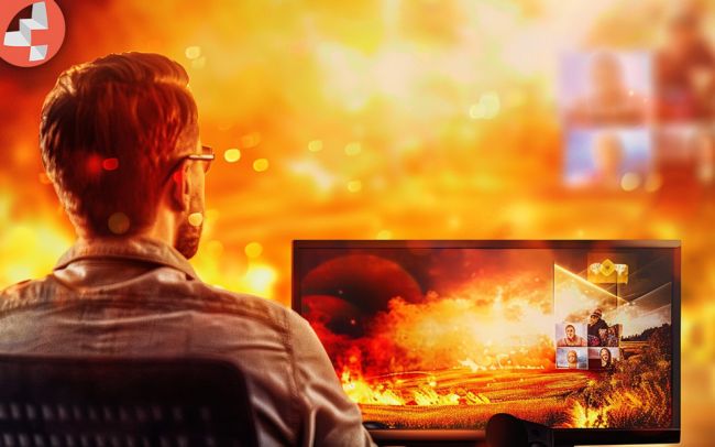 Mann schaut auf Bildschirm mit warmen, orangefarbenen Lichtern im Hintergrund