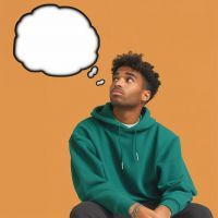 Mann im grünen Hoodie mit einer Denkblase über dem Kopf.
