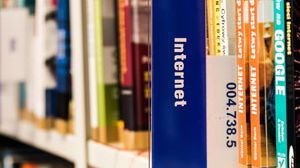 Bücherregal mit Fachbuch über das Internet