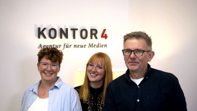 Mitarbeiterbild KONTOR4 Digitalagentur: von links Ronja, Sina und Dirk