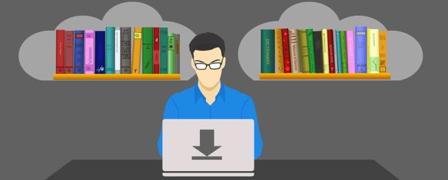 Mann mit Brille arbeitet an Laptop, Bücherregale im Hintergrund.