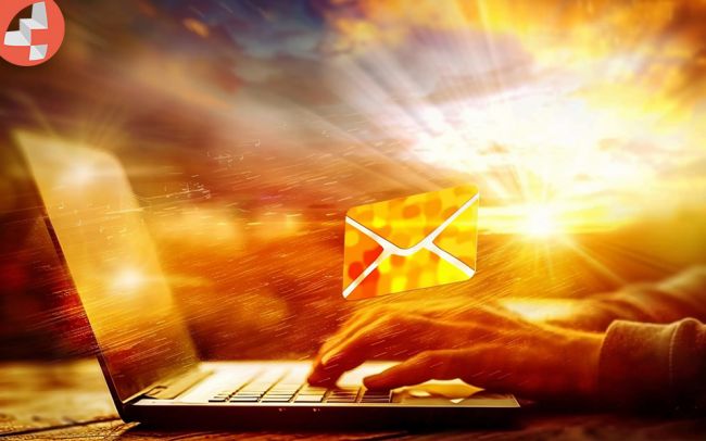 Man am Laptop mit einem E-Mail Symbol