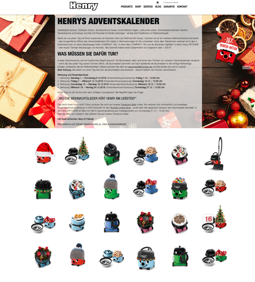 Adventskalender digital: Oben ein Bild mit Geschenken und Weihnachtsdekoration auf einem Holztisch darunter die 24 Türchen